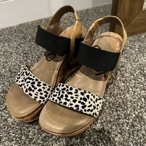 OTBT Tan Wedge Sandals with Black Elastic and Black-and-White Animal Strap